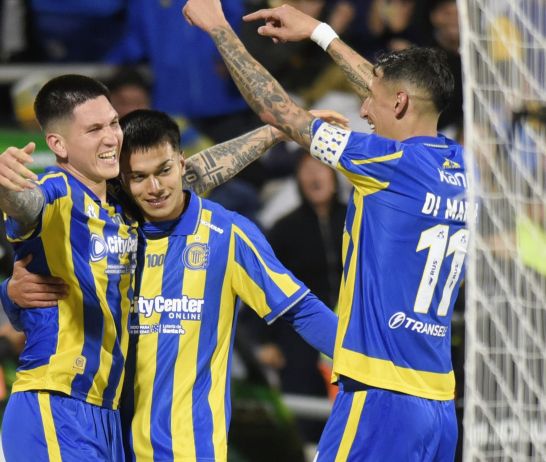Di María pide ovación para Ibarra en su gol. Dos de los emblemas del eequipo (Fotobaires).