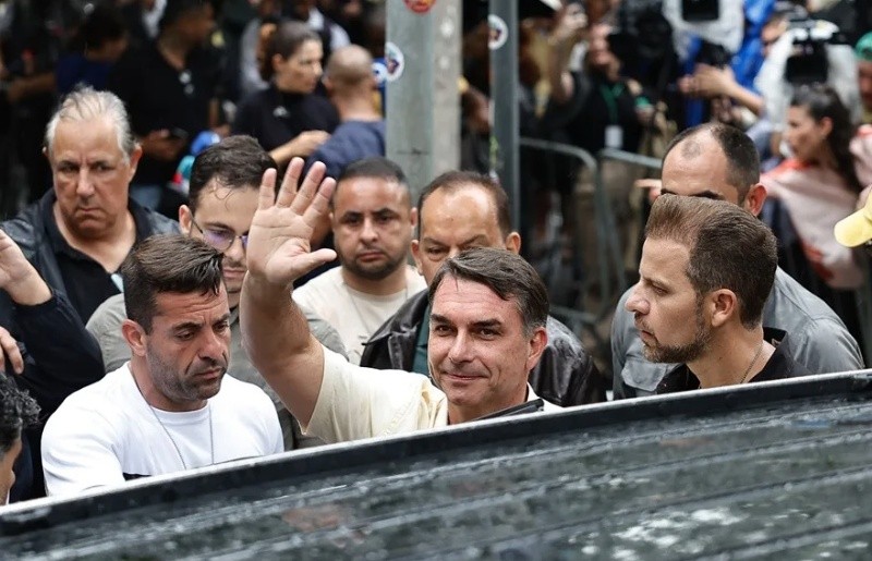 El candidato opositor en las elecciones de Brasil, Flávio Bolsonaro tras votar este domingo en una escuela de Río de Janeiro-. (EFE)