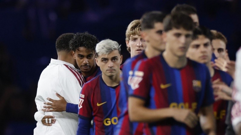 Lamine Yamal y Kylian Mbappé se saludan antes del inicio del encuentro. (EFE)