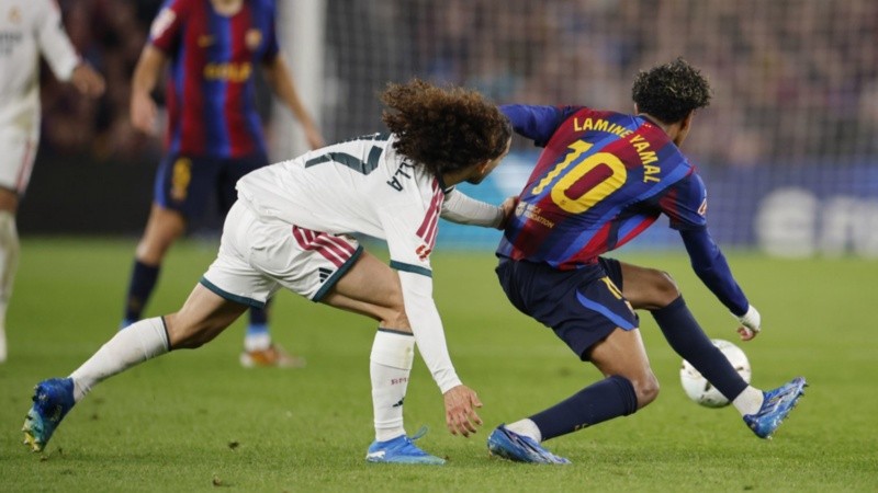 Cucurella y Yamal, compañeros en la selección y rivales este domingo. (EFE)