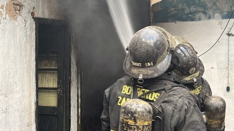Bomberos Zapadores y Voluntarios acudieron al domicilio.