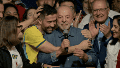 El festejo de Lula junto al diputado Janones, el "general" de su ejército digital.