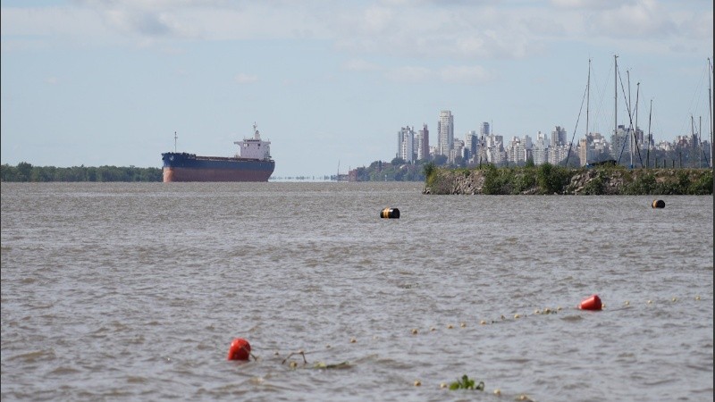 El nivel del río Paraná sigue en ascenso frente a Rosario y las proyecciones oficiales anticipan que la tendencia se mantendrá durante las próximas semanas.