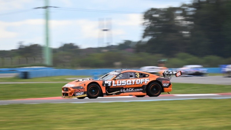 El Ford Mustang de Lambiris ganó la final de punta a punta en Rosario. (Foto: ACTC)