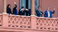 Javier Milei en el balcón de Cada Rosada, junto a parte del Gabinete, haciendo el popular gesto de "sex seven".
