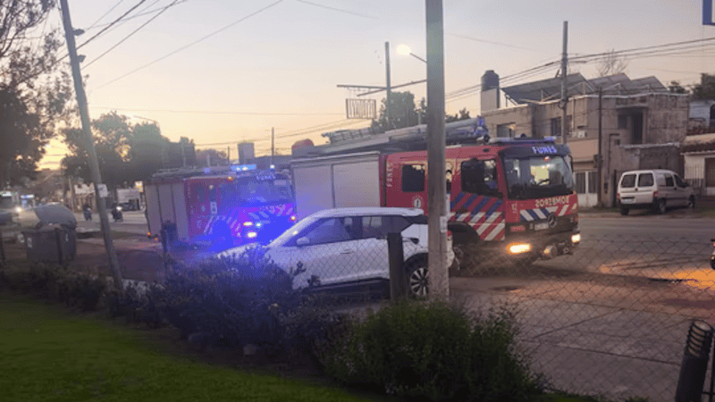 Bomberos de Funes trabajando en el lugar. (InfoFunes)