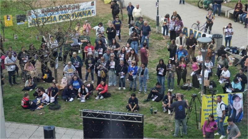 Familiares y amigos de Ivana Garcilazo escucharon el veredicto frente al Centro de Justicia Penal de Rosario.