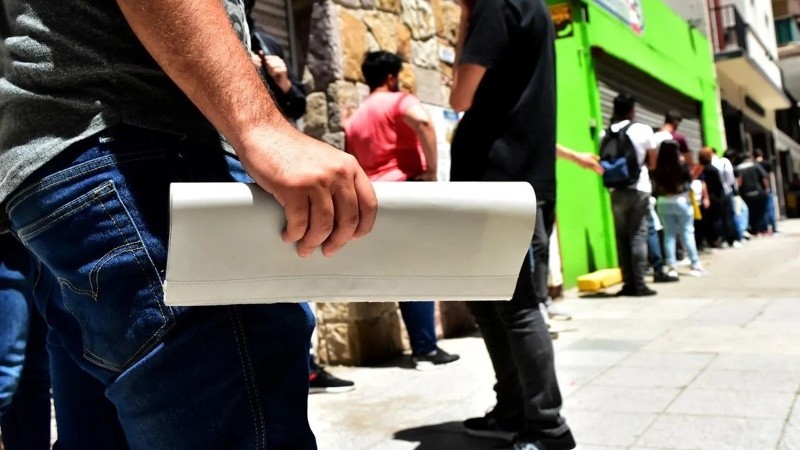El empleo privado formal acumuló 14 meses consecutivos de caída, con la industria y el comercio como sectores más afectados.