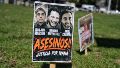 Un cartel con el rostro de los tres condenados.