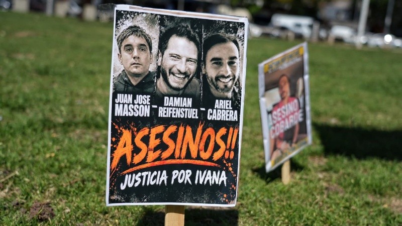 Un cartel con el rostro de los tres condenados.