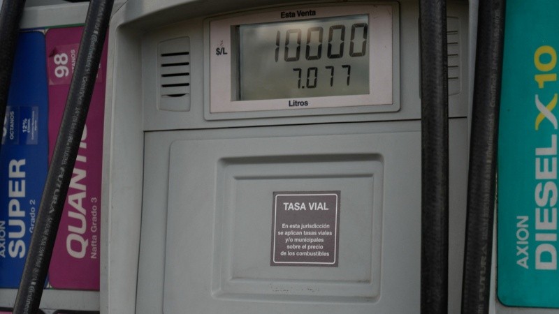 Cada petrolera podrá elegir el color del cartel, que deberá pegarse cerca del surtidor. (Alan Monzón/Rosario3)