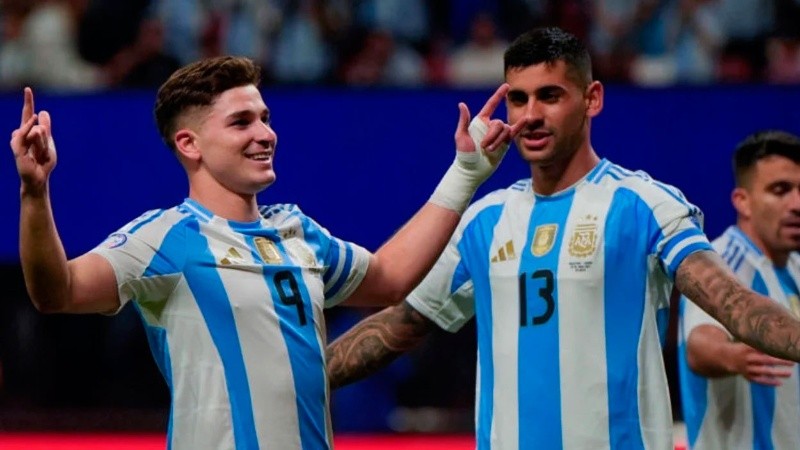 Cuti Romero quiere que Julián Álvarez use la 10 de Messi.