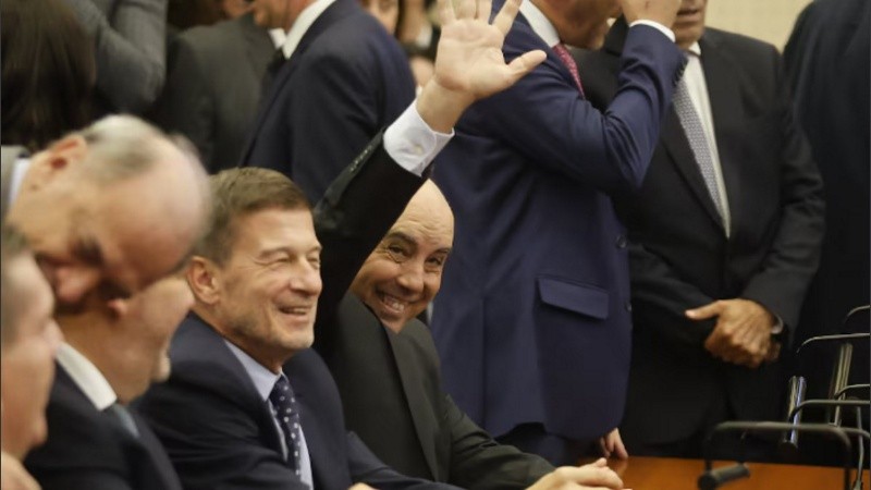 El juez Marcelo Martínez de Giorgi (brazo en alto), durante la jura de los nuevos camaristas federales de Comodoro Py, el 4 der septiembre pasado.