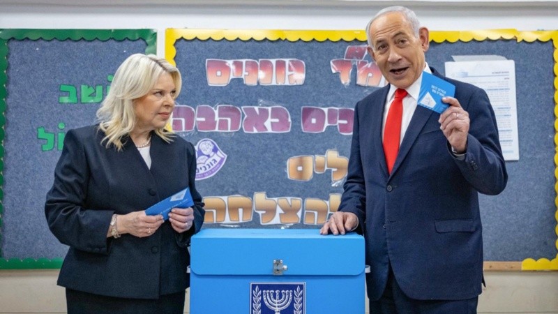 Netanyahu votó este martes acompañado de su esposa, Sara (EFE).