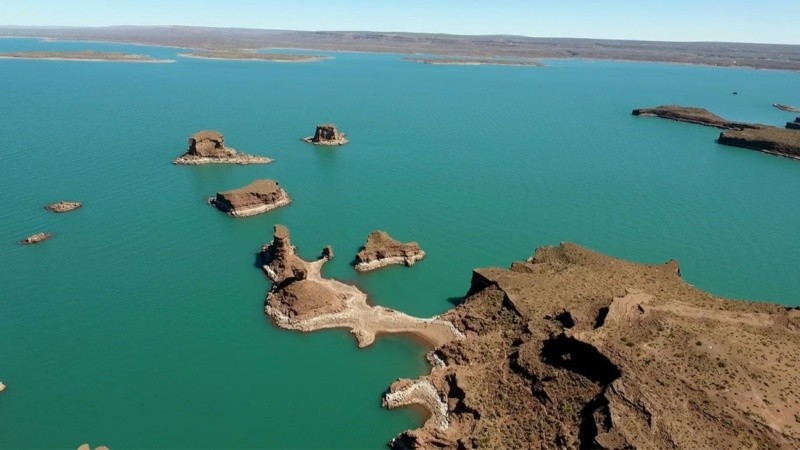 El lago Ezequiel Ramos Mexía, cerca de Los Gigantes, en Villa El Chocón