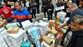 La protesta incluyó una entrega de mil pares de zapatos.