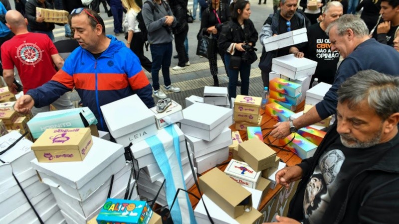 La protesta incluyó una entrega de mil pares de zapatos.