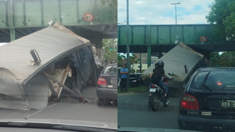 No le dio la altura: el camión chocó contra el puente y quedó atascado.&nbsp;(Foto: X / @emergenciasAR)