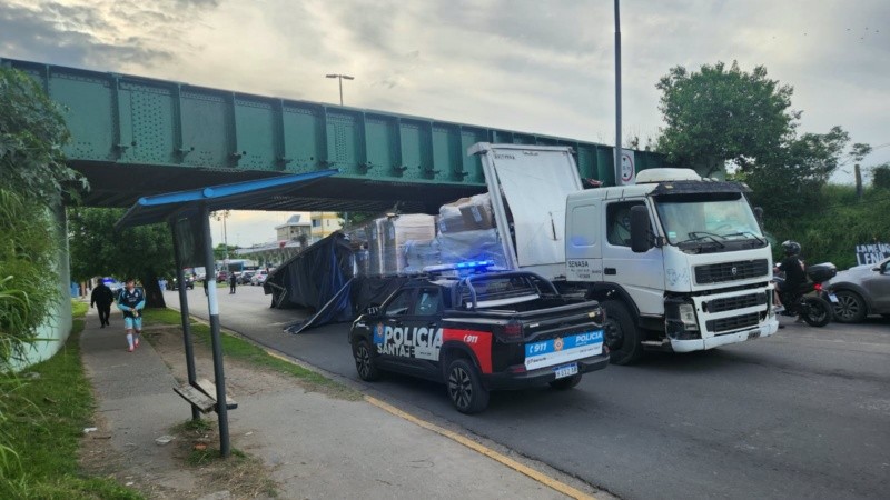 No le dio la altura: el camión chocó contra el puente y quedó atascado.