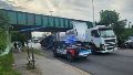 No le dio la altura: el camión chocó contra el puente y quedó atascado.
