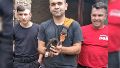 Los Bomberos con el pequeño felino rescatado.