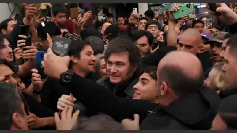 Milei fue recibido por una multitud en Catamarca.