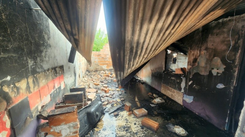 La vivienda quedó completamente destruida por el fuego. (Foto: Rosario3)