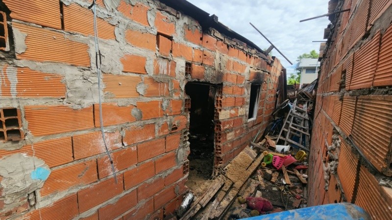 La vivienda quedó completamente destruida por el fuego.