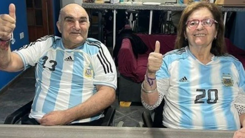 Chiche y Lali, los padres de Scaloni, con camisetas de la selección argentina.&nbsp;