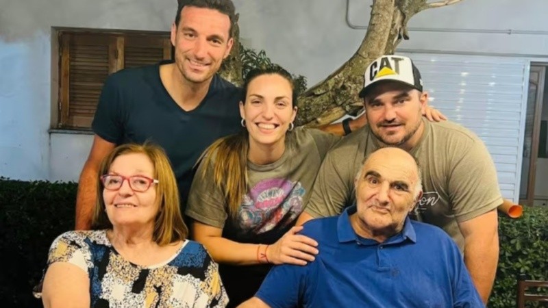 La familia Scaloni: Chiche y Lali junto a sus tres hijos, Lionel, Corina y Mauro.