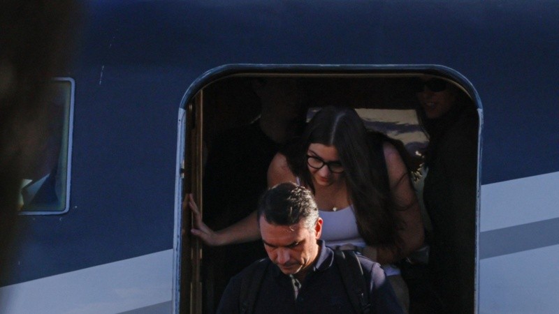 Flavio Bolsonaro junto a su familia al descender del avión en el aeropuerto de Miami.&nbsp;(Foto: REUTERS/Eva Marie Uzcategui)