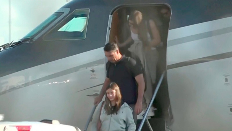 Flavio Bolsonaro junto a su familia al descender del avión en el aeropuerto de Miami.