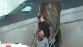 Flavio Bolsonaro junto a su familia al descender del avión en el aeropuerto de Miami.