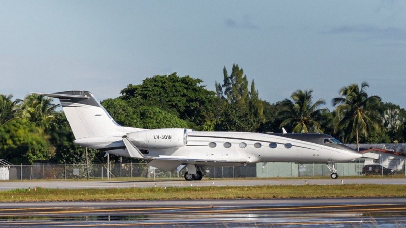 El avión que trasladó a Bolsonaro de Argentina a Miami. (Foto: REUTERS/Eva Marie Uzcategui)