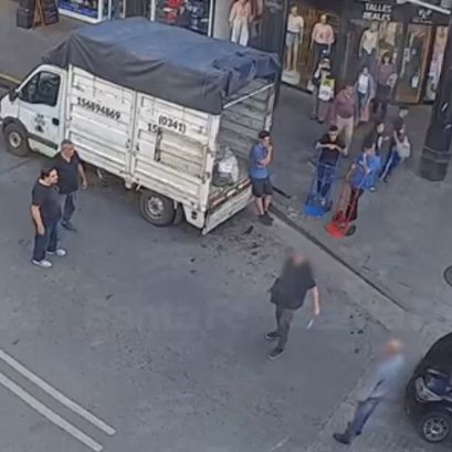 El agresor con un cuchillo en su mano en pleno centro rosarino.