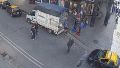 El agresor con un cuchillo en su mano en pleno centro rosarino.