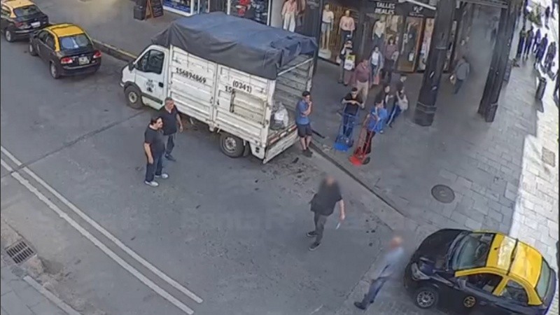 El agresor con un cuchillo en su mano en pleno centro rosarino.
