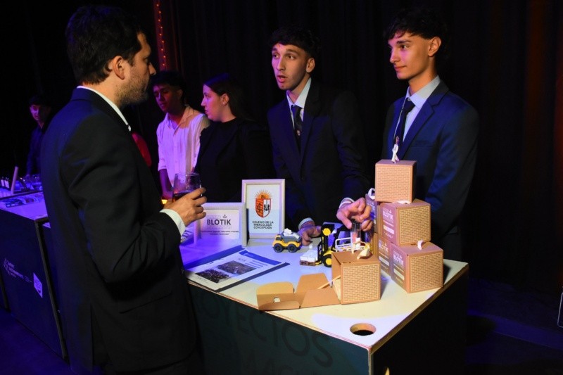 Alumnos del programa Aprender mostrando sus proyectos en La Noche Junior&nbsp;