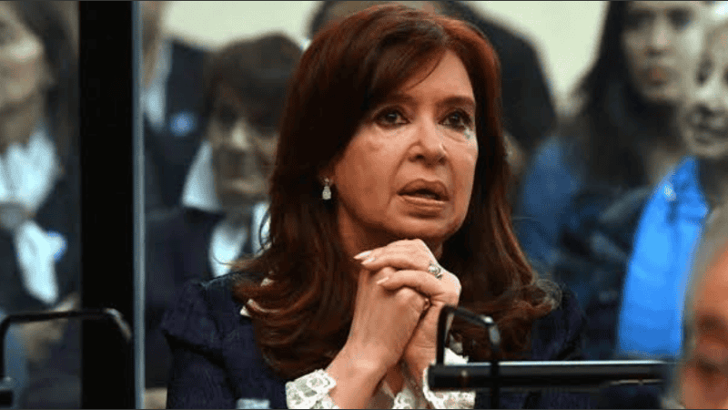 Cristina Kirchner cumple en su departamento del barrio porteño de Constitución una condena a seis años de prisión e inhabilitación perpetua para ejercer cargos públicos.