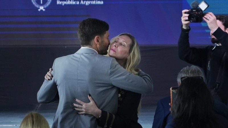 Karina Milei con el gobernador Maximiliano Pullaro.