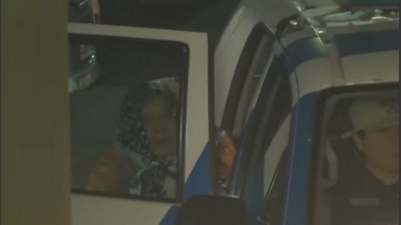 Imagen tomada por El Tres de Dolly retirándose del Ttribunal en un vehiculo de Prefectura.