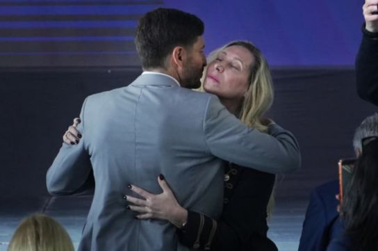 El abrazo entre Pullaro y Karina Milei luego del acto inaugural de la Ronda Rigi (Alan Monzón).