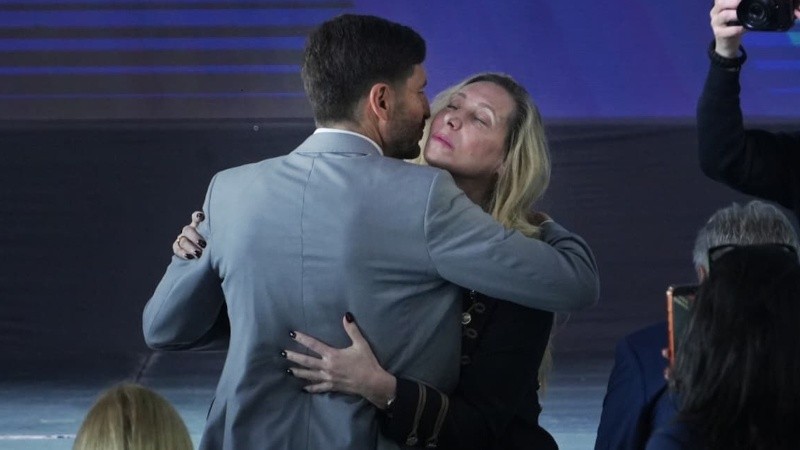 El abrazo entre Pullaro y Karina Milei luego del acto inaugural de la Ronda Rigi (Alan Monzón).