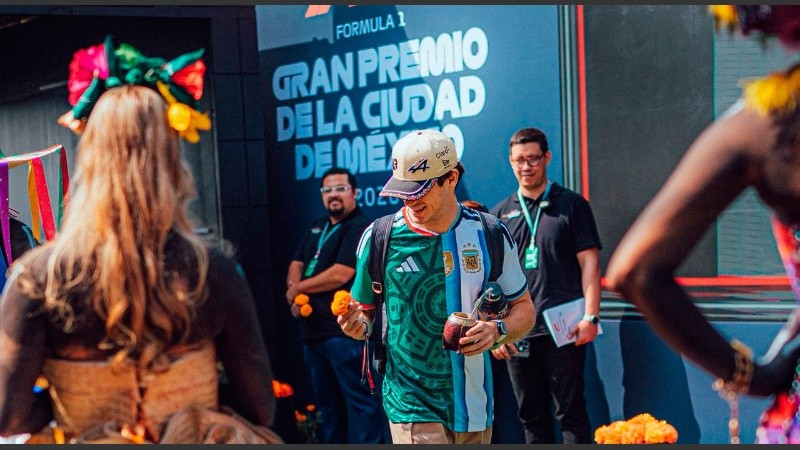 El argentino arribó a México con una camiseta de ambos países.