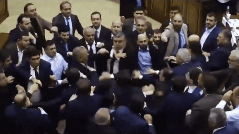 Uno de los diputados involucrados sufrió una hemorragia nasal.
