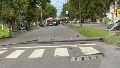 La columna de alumbrado sobre el asfalto y el auto abollado a un costado, sobre avenida Presidente Perón (El Tres TV).