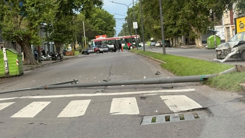 La columna de alumbrado sobre el asfalto y el auto abollado a un costado, sobre avenida Presidente Perón (El Tres TV).