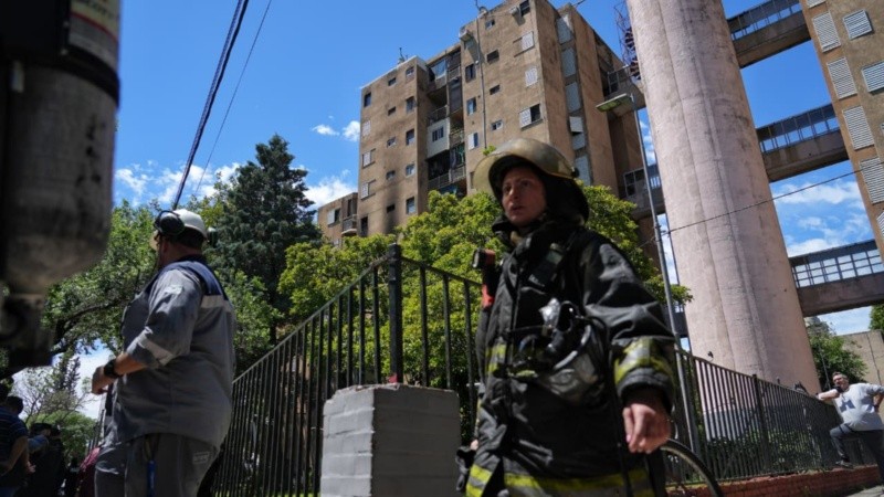 Dramático incendio y evacuación en un complejo de edificios de Ovidio Lagos y Amenábar. (Foto: Alan Monzón / Rosario3)