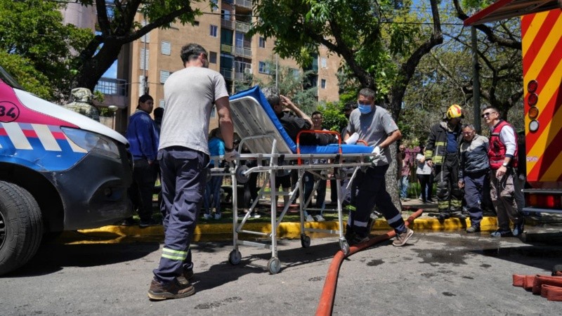 Dramático incendio y evacuación en un complejo de edificios de Ovidio Lagos y Amenábar. (Foto: Alan Monzón / Rosario3)