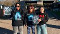 La madre y las hermanas de López, durante una recorrida con volantes en Carcarañá y Roldán. Foto: Facebook Soledad Cuenca.